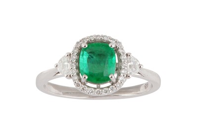 Lot 41 - An emerald and diamond cluster ring