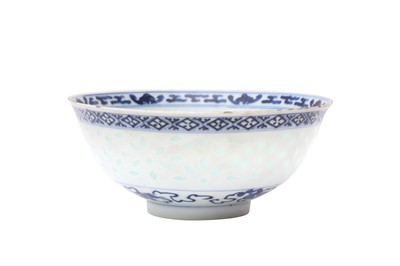 Lot 1003 - A CHINESE BLUE AND WHITE 'RICE GRAIN' BOWL