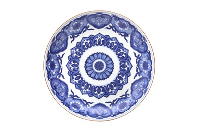 Lot 942 - A CHINESE BLUE AND WHITE 'FLOWERS' CHARGER