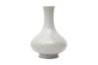 Lot 924 - A CHINESE CRACKLE-GLAZED PEAR-SHAPED VASE, YUHUCHUNPING