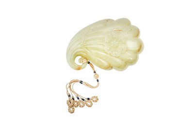 Lot 349 - A FINE CARVED NEPHRITE JADE MUGHAL 'LOTUS' CUP