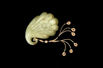 Lot 349 - A FINE CARVED NEPHRITE JADE MUGHAL 'LOTUS' CUP