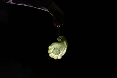 Lot 349 - A FINE CARVED NEPHRITE JADE MUGHAL 'LOTUS' CUP