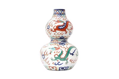 Lot 922 - A CHINESE  WUCAI 'DRAGON' DOUBLE-GOURD VASE