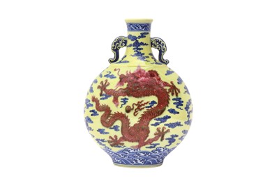 Lot 915 - A CHINESE BLUE AND WHITE YELLOW-GROUND MOONFLASK, BIANHU