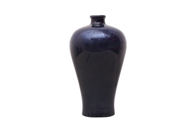 Lot 923 - A CHINESE MONOCHROME BLUE-GLAZED VASE, MEIPING