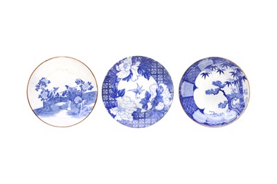 Lot 1033 - A GROUP OF THREE JAPANESE TRANSFER-PRINTED BLUE AND WHITE DISHES