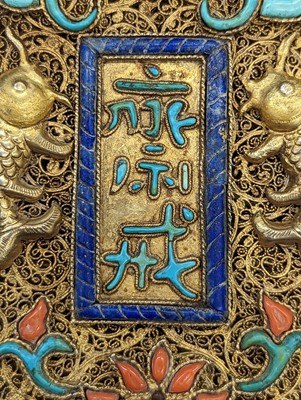 Lot 596 - λ A CHINESE TURQUOISE, CORAL AND LAPIS LAZULI-INLAID GILT-METAL FILIGREE 'ABSTINENCE' PLAQUE