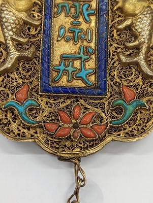 Lot 550 - λ A CHINESE TURQUOISE, CORAL AND LAPIS LAZULI-INLAID GILT-METAL FILIGREE 'ABSTINENCE' PLAQUE