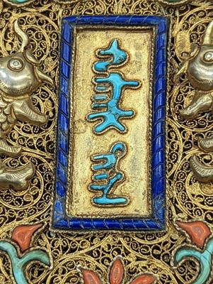 Lot 596 - λ A CHINESE TURQUOISE, CORAL AND LAPIS LAZULI-INLAID GILT-METAL FILIGREE 'ABSTINENCE' PLAQUE