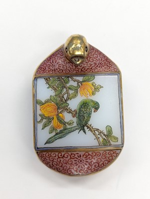Lot 535 - A CHINESE PAINTED GLASS 'BIRD' WEIGHT