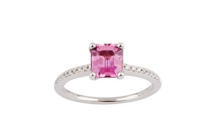 Lot 108 - A pink sapphire and diamond ring