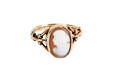 Lot 7 - A CAMEO RING