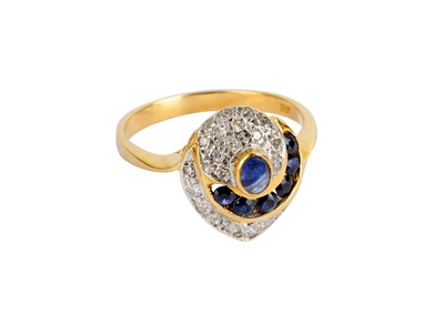Lot 11 - A SAPPHIRE AND DIAMOND RING