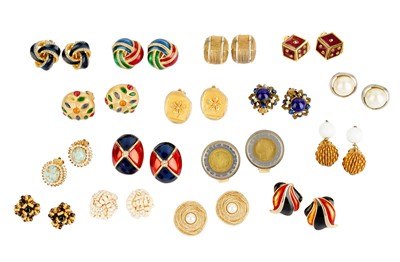 Lot 61 - A COLLECTION OF COSTUME JEWELLERY EARRINGS