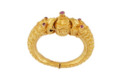 Lot 298 - A RUBY-SET 'MAKARA HEAD' GOLD BANGLE (KADA)