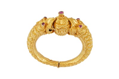 Lot 298 - A RUBY-SET 'MAKARA HEAD' GOLD BANGLE (KADA)