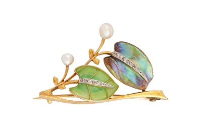 Lot 227 - An Art Nouveau plique-à-jour enamel brooch, circa 1900