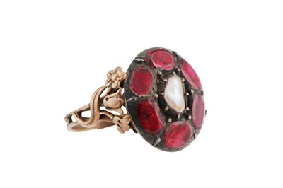 Lot 189 - An antique garnet and pearl ring