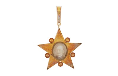 Lot 98 - A hardstone cameo pendant, circa 1870