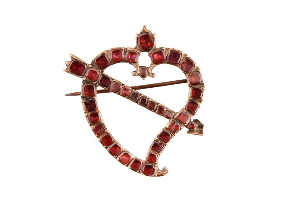 Lot 192 - A garnet heart and arrow brooch, circa 1820