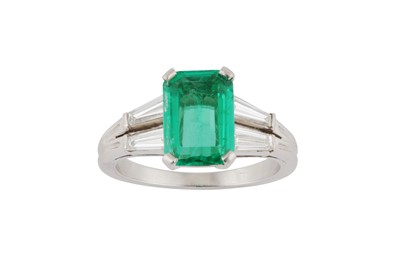 Lot 39 - An emerald and diamond ring
