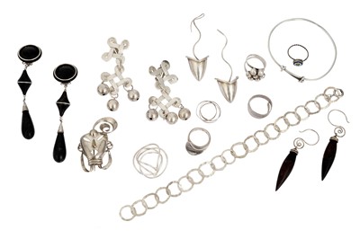 Lot 56 - A GROUP LOT OF SILVER AND WOOD JEWELLERY FROM THE COLLECTION OF JUDITH FOUND