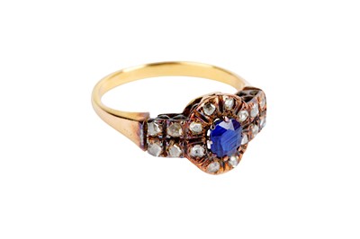 Lot 9 - A SAPPHIRE AND DIAMOND RING