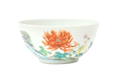 Lot 906 - A CHINESE FAMILLE-ROSE 'CHRYSANTHEMUMS' BOWL