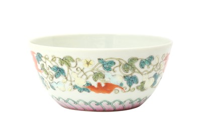 Lot 896 - A CHINESE FAMILLE-ROSE 'BATS AND GOURDS' CUP