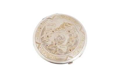 Lot 100 - A mid-20th century Anglo-Indian parcel gilt silver compact, possibly Bangalore circa 1940