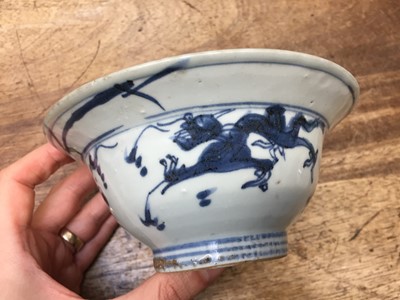 Lot 33 - A CHINESE BLUE AND WHITE 'DRAGON AND PHOENIX' KLAPMUTS BOWL