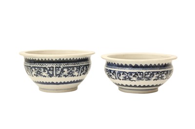 Lot 666 - A PAIR OF CHINESE BLUE AND WHITE JARDINIÈRES