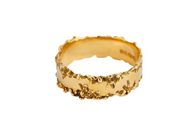 Lot 17 - A GOLD BAND RING, 1989