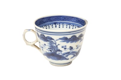 Lot 864 - A CHINESE BLUE AND WHITE TEACUP