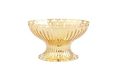 Lot 375 - An Edwardian sterling silver gilt footed bowl, London 1907 by Goldsmiths and Silversmiths