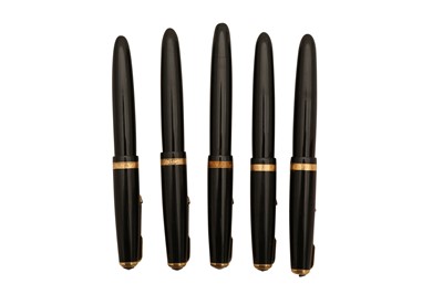 Lot 85 - A GROUP OF FIVE BLACK PARKER DUOFOLD FOUNTAIN PENS
