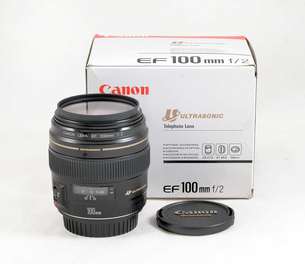 Lot 196 - A FAST Canon EF 100mm f2 Portrait Lens.