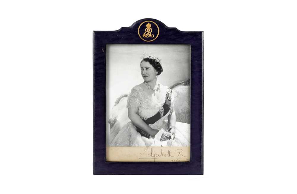 Lot 72 - A FINE PRESENTATION PHOTOGRAPH OF ELIZABETH, QUEEN CONSORT TO KING GEORGE VI