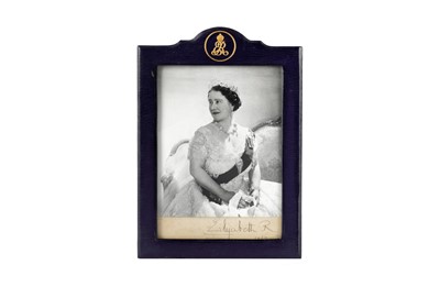 Lot 72 - A FINE PRESENTATION PHOTOGRAPH OF ELIZABETH, QUEEN CONSORT TO KING GEORGE VI