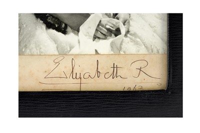 Lot 72 - A FINE PRESENTATION PHOTOGRAPH OF ELIZABETH, QUEEN CONSORT TO KING GEORGE VI