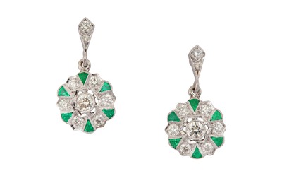 Lot 143 - A PAIR OF EMERALD AND DIAMOND PENDENT EARRINGS