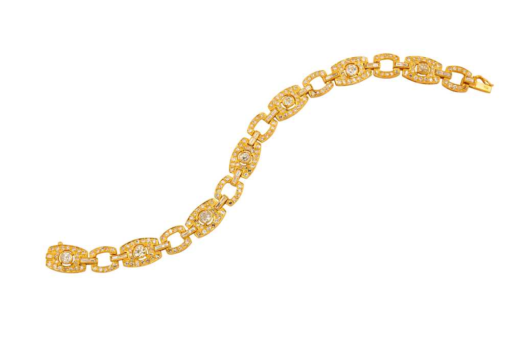 Lot 48 - A DIAMOND BRACELET