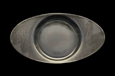 Lot 407 - RENE LALIQUE (FRENCH, 1860-1945) A GLASS FEUILLES ASHTRAY