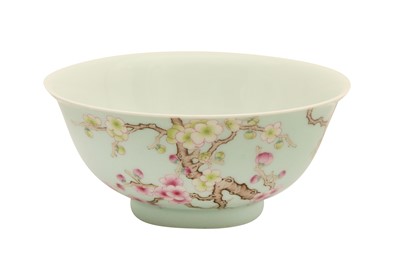 Lot 219 - A CHINESE FAMILLE ROSE PORCELAIN BOWL