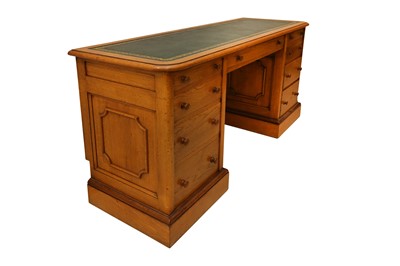 Lot 197 - AN OAK KNEEHOLE DESK, LATE 20TH CENTURY