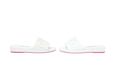 Lot 461 - Chanel White Quilted CC Slides - Size 37