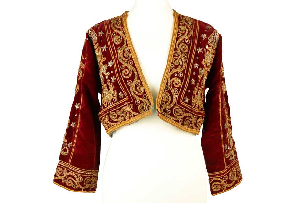 Lot 361 - A ZARDOZI-EMBROIDERED PLUM VELVET LIVERY