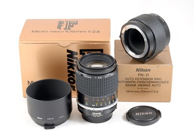Lot 353 - A Manual Focus Micro-Nikkor 105mm f2.8 AiS Lens.