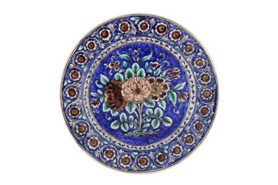 Lot 133 - A POLYCHROME-PAINTED POTTERY PLATE WITH FLORAL DESIGN